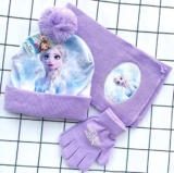 סט חורפי לילדים מורכב מכובע, צעיף וכפפות של הדמויות אנה ואלזה